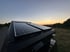 Solaranlage auf Camper-Dach bei Sonnenuntergang – autarke Stromversorgung für Vanlife mit nachhaltiger Energie unterwegs