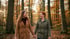 Zwei Frauen halten Händchen und lächeln beim Spaziergang durch einen Herbstwald mit bunten Blättern.