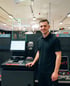 Servicetechniker an einer reparierten Kasse im Markt, Bild mit KI erstellt