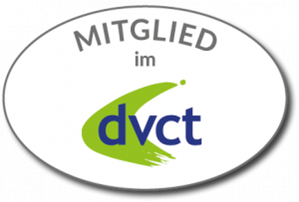 Ovales Logo mit „MITGLIED im“ und „dvct“ in Blau und Grün.