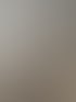 Rückansicht einer Person mit langen, gewellten, blonden Haaren vor einem Flipchart mit roten Herzen.