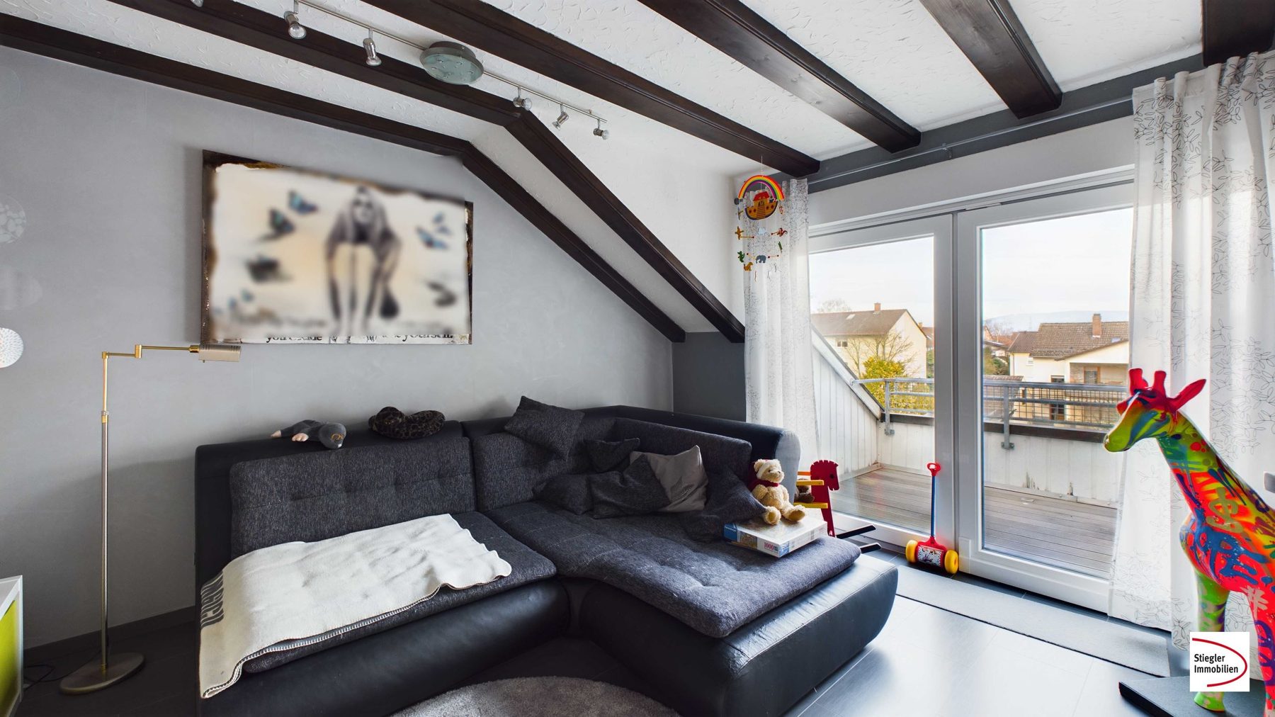 Kinderzimmer mit Loggia-Zugang