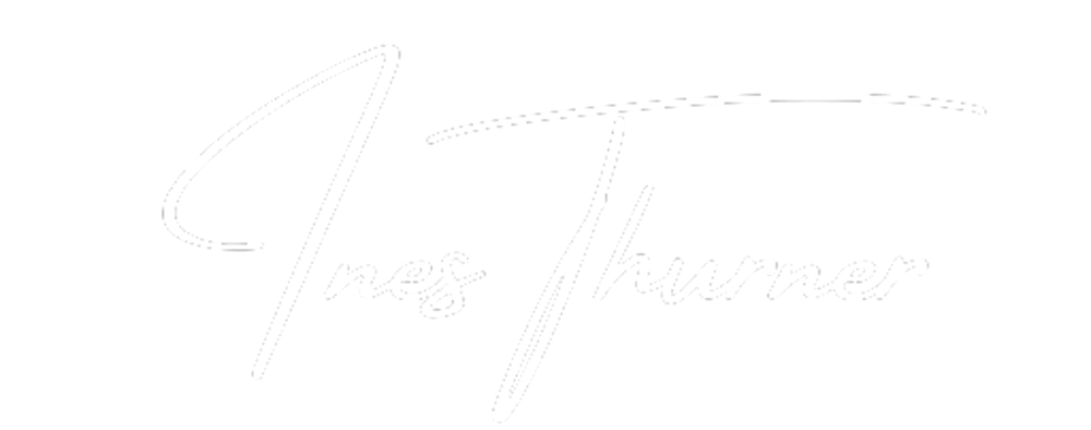 Ines Thurner in weißer Schreibschrift auf dunkelgrünem Hintergrund.