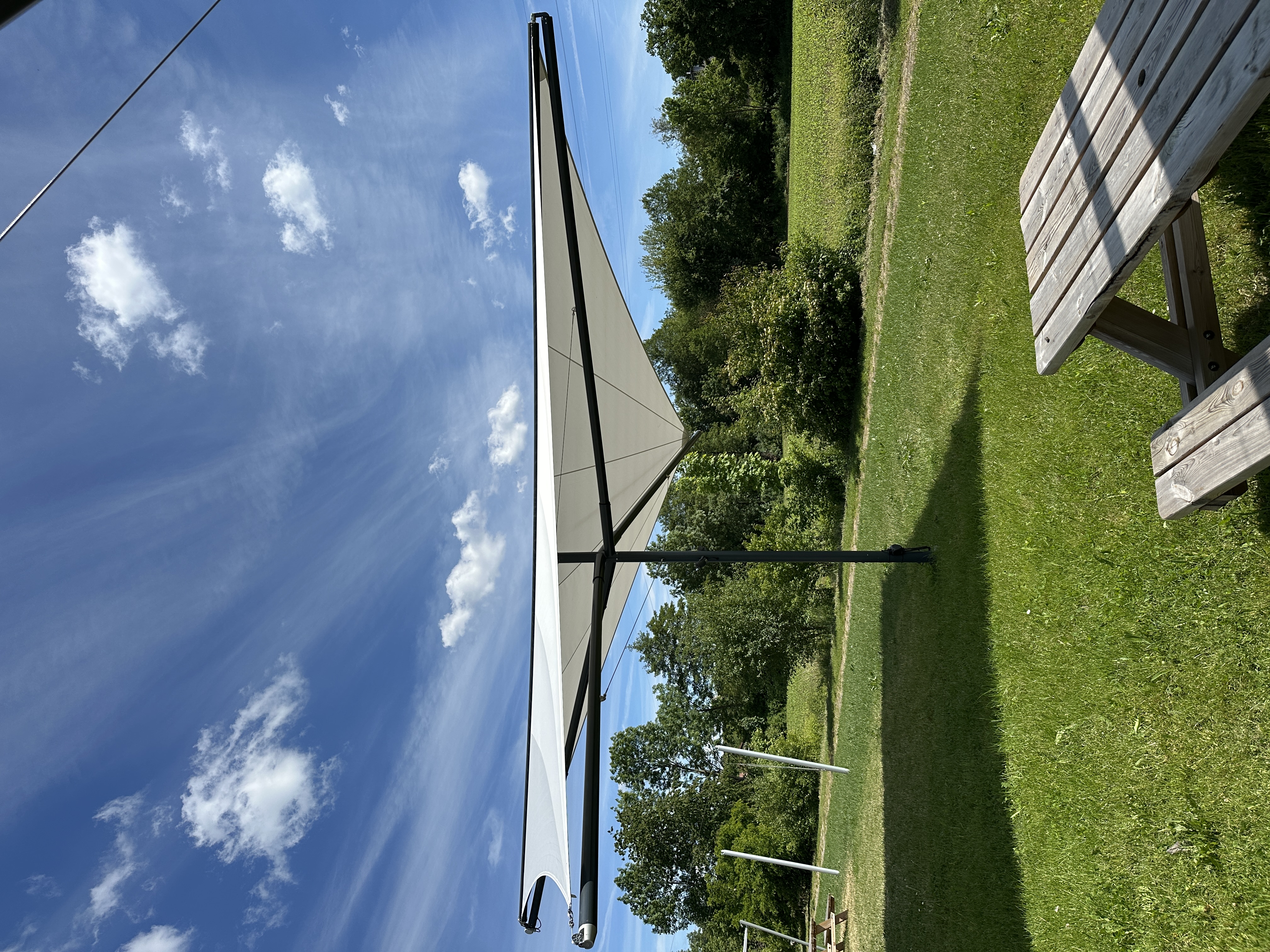 Frei stehendes Sonnensegel auf Masten vor freiem Himmel