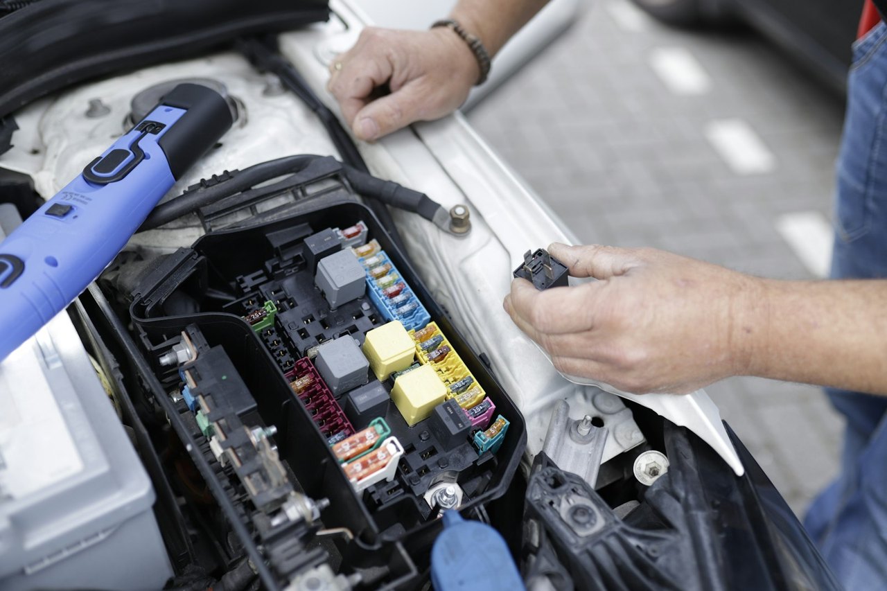 Roadside repair under an open hood, the situation that follows when a car breaks down in Florida