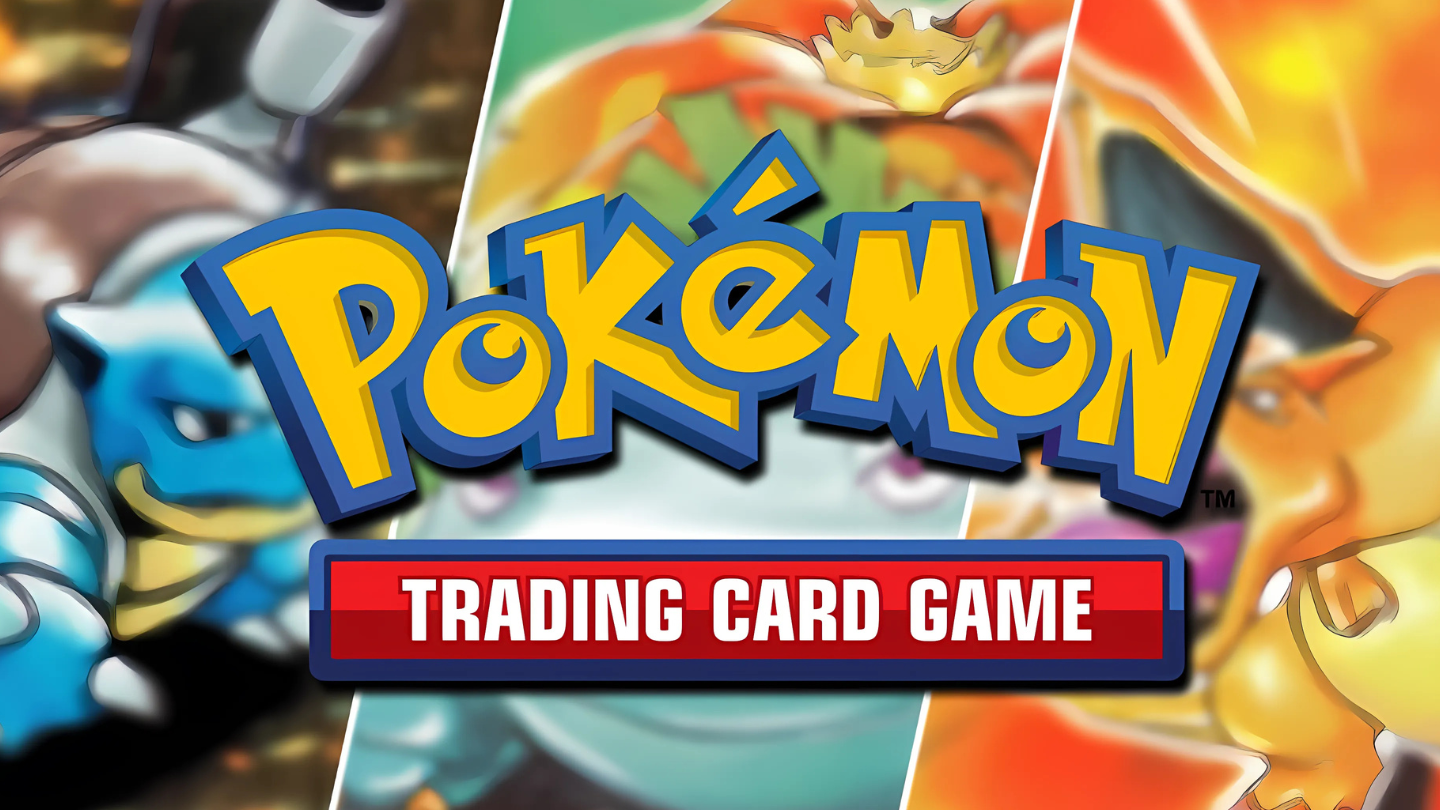 Ein Tisch mit ausgebreiteten Pokémon-Karten, Spieler, die im Spiel engagiert sind, und ein offenes Regelbuch.