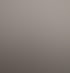 Martina Yazgan, die Gründerin von The Inner Markteer, ist im sportlichen Outfit sitzend auf dem Boden mit einem sehr lockeren Lächeln und Sitzstil abgelichtet. Sie drückt aus: Ruhe, Zufriedenheit, Stärke, Peace.