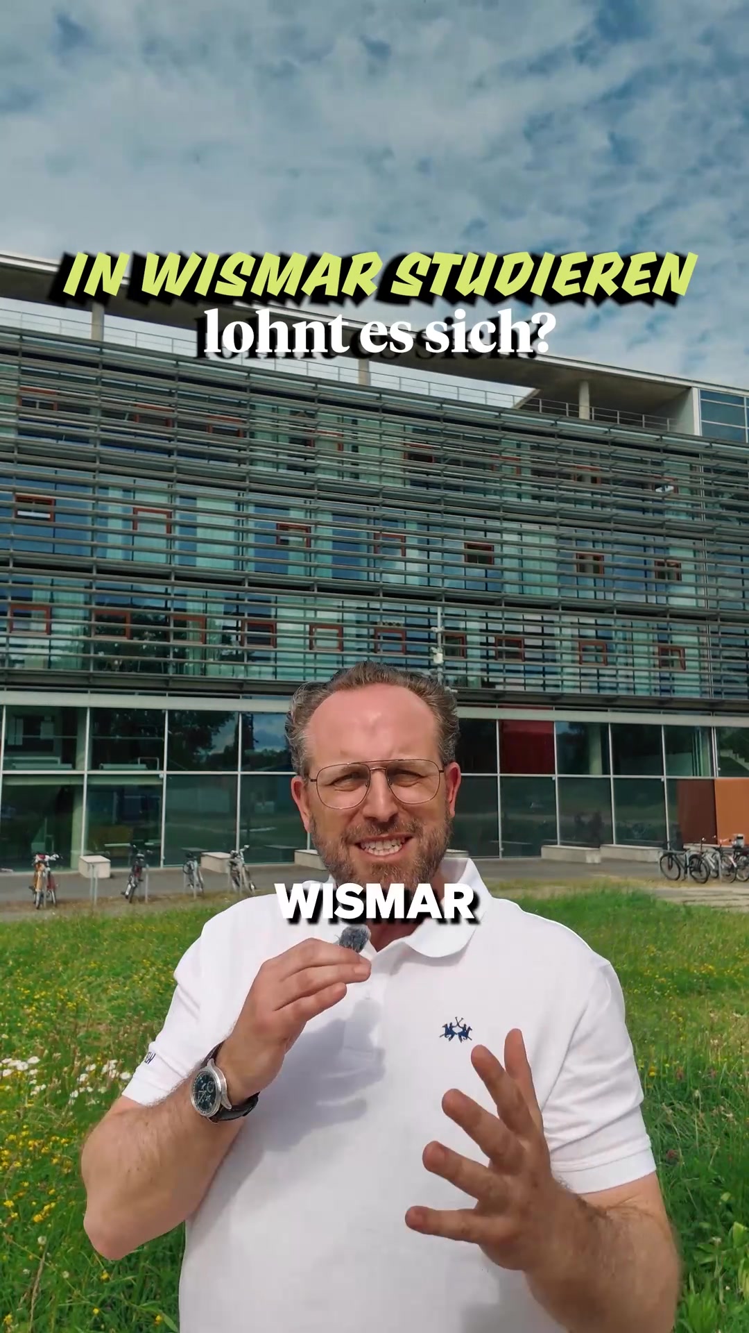 Standbild aus dem Video vor einem Gebäude der Hochschule Wismar