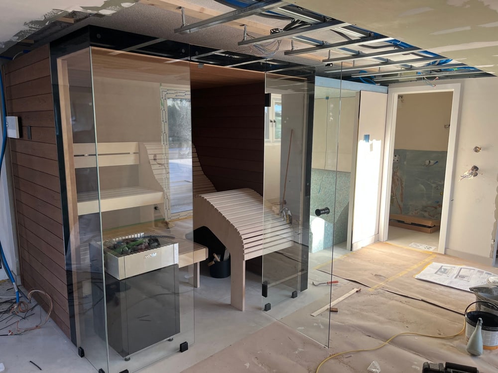 Sauna mit Glasfront und Liege beim Einbau