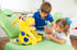Zwei Kinder spielen mit einer Handpuppe in einem kindgerechten Behandlungsstuhl, Kinderzahnarztpraxis Dr. Uta Salomon, FN