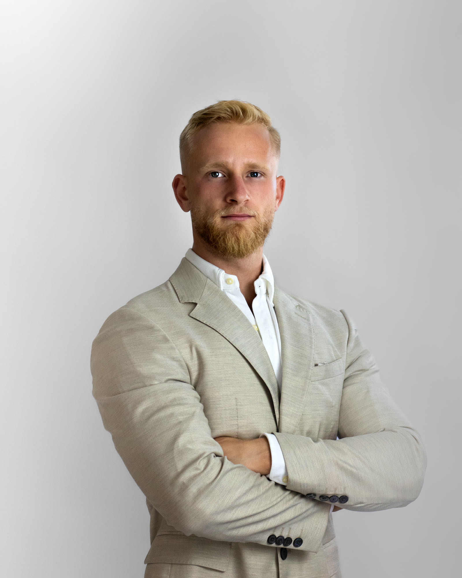 Michael Zikeli, Leitung und Beratung, im hellen Anzug