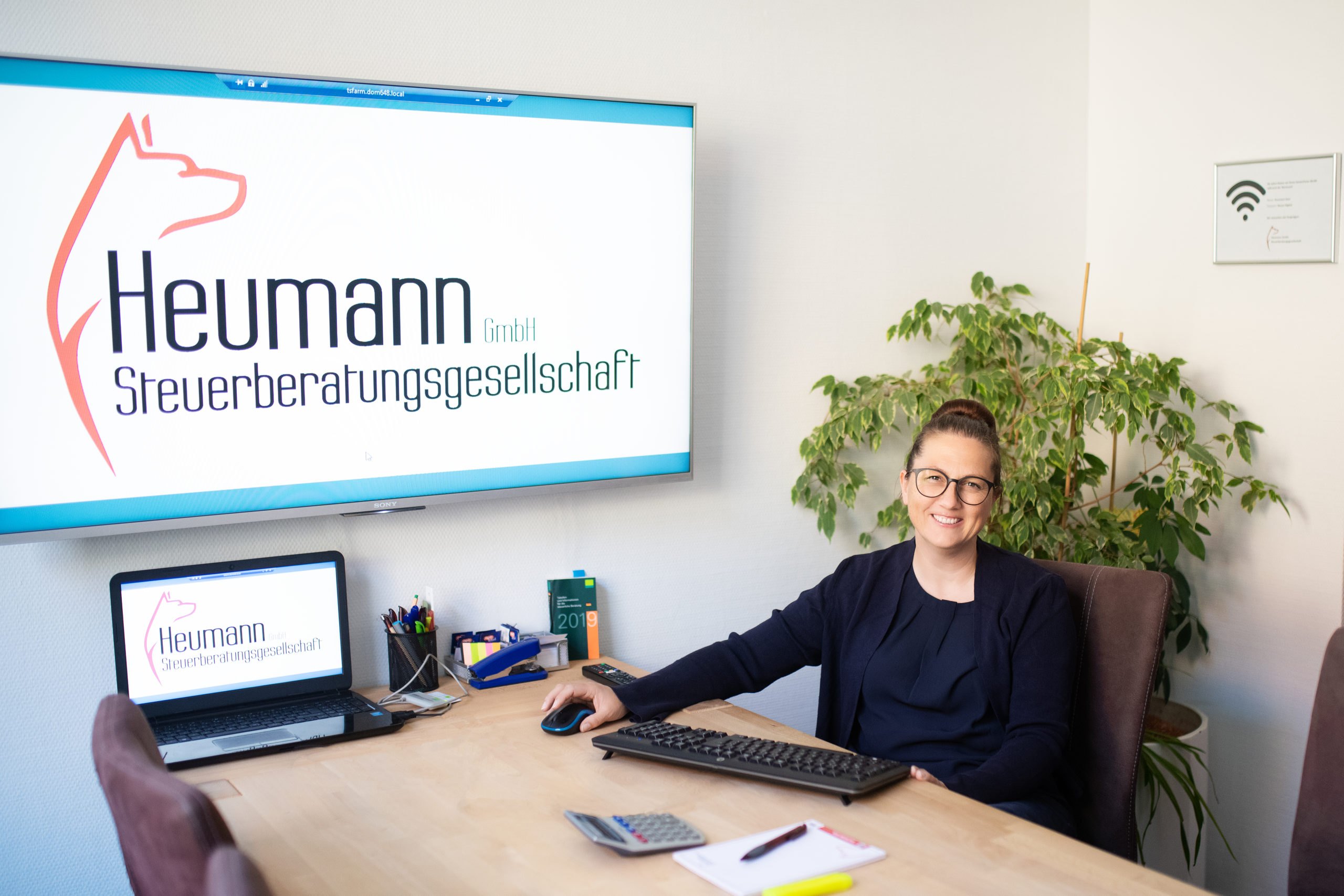 Monika Heumann am Schreibtisch in der Kanzlei