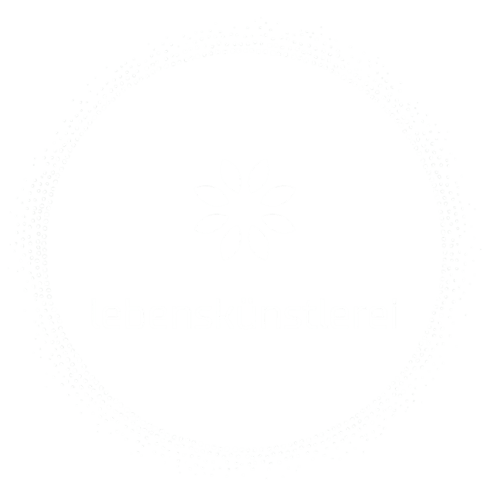 Weißes Blütenlogo über dem Wort "lebenskünstlerei" auf grünem Hintergrund, umgeben von einem gepunkteten Kreis.