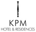 Schwarzes KPM Hotel & Residences Logo auf dunkelgrünem Hintergrund.