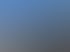 Blaues Belüftungsgebläse mit Rohranschluss vor einem großen Komposthaufen unter blauem Himmel.