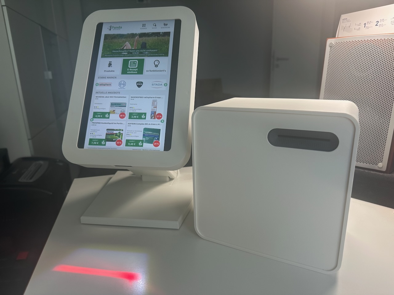 id.EXPRESS Mini Kiosk im Betrieb mit Scanner