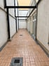 Nachherbild der selben innenliegenden Terrasse, gereinigt und ohne Unkraut - Baumfreunde Berlin