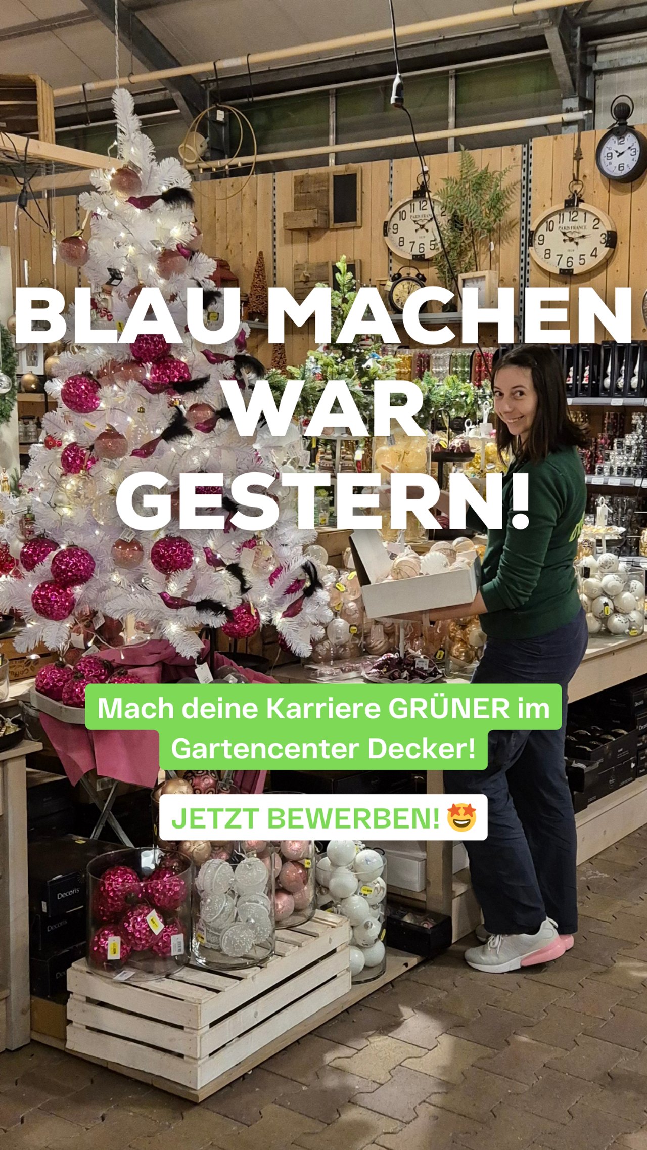 Recruiting-Anzeige Blumen Decker: Frau neben weiß geschmücktem Weihnachtsbaum, „Blau machen war gestern!“