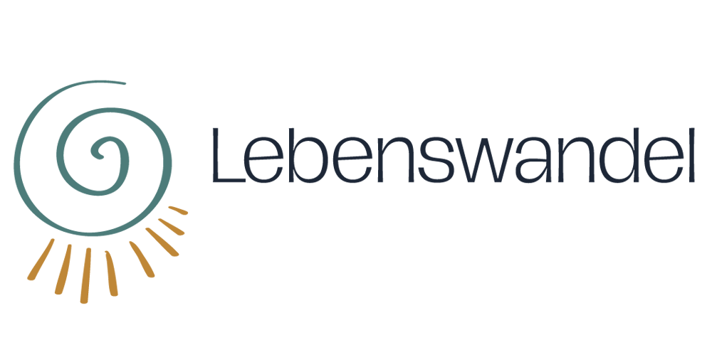 Logo "Lebenswandel" mit blauer Spirale und gelben Strahlen links auf dunkelgrünem Hintergrund.