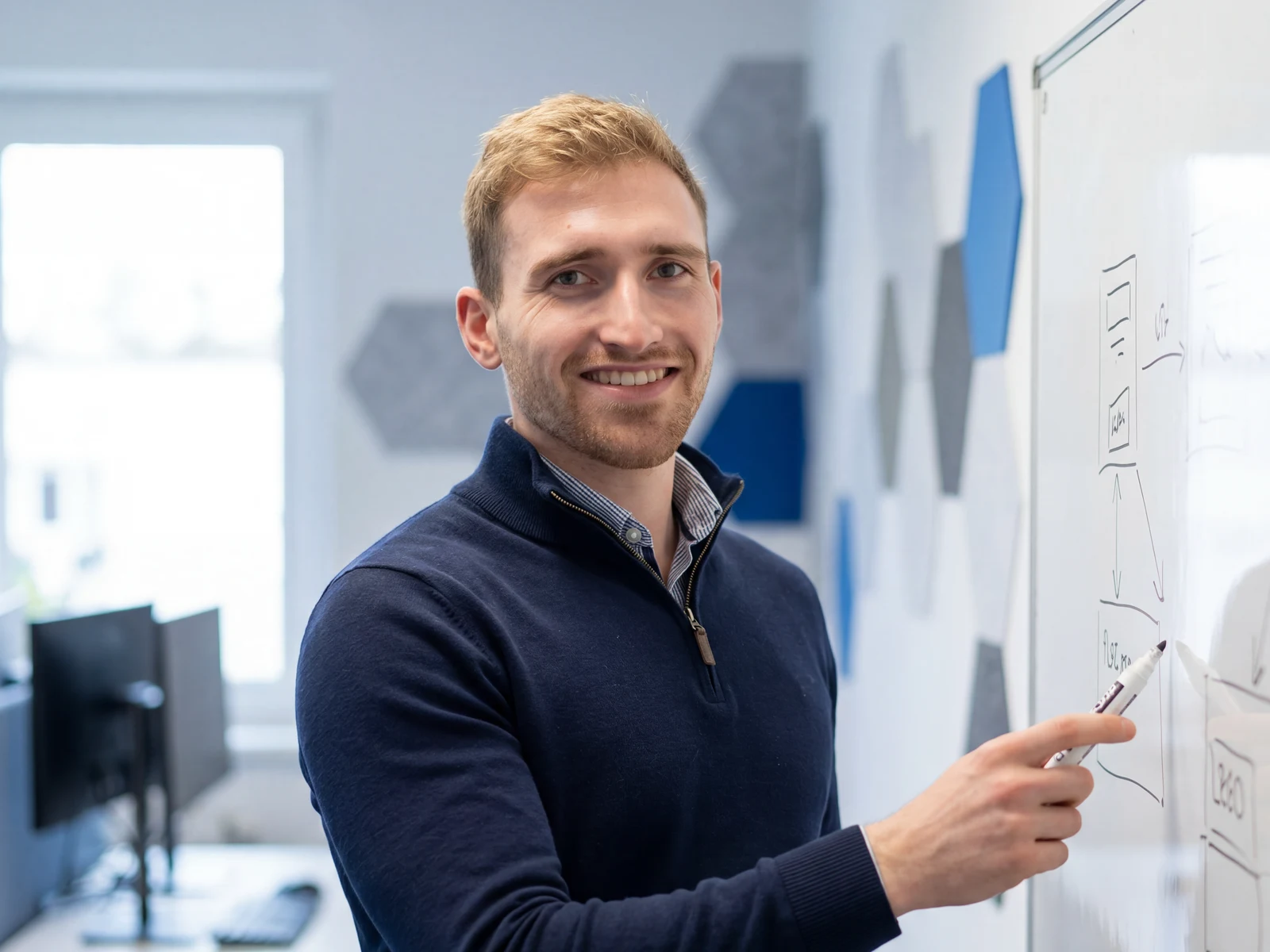 Ruben Pfeiffer zeigt Konzept und Wireframe am Whiteboard