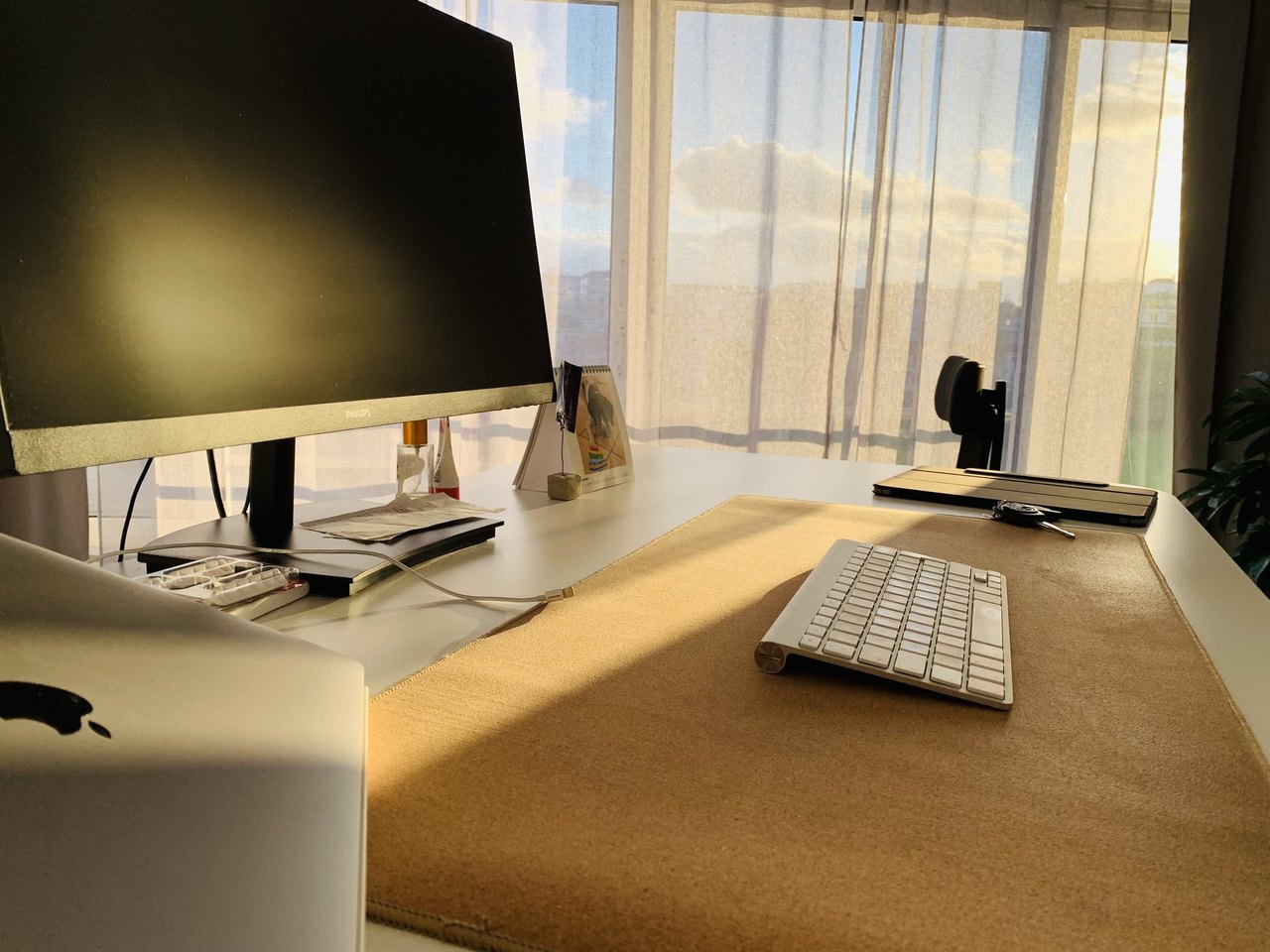 Arbeitsplatz im Be-Works-Büro auf Rhodos im warmen Abendlicht
