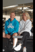 Ein lächelndes Paar in Sportkleidung sitzt im PIER 5 Fitnessstudio; Text: „das ist ein bisschen knieschonender!“.