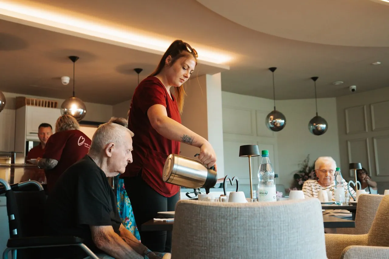 Kaffeerunde mit Bewohnerinnen und Pflegekraft