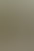 Ein elegant gekleidetes Paar geht in einem Park spazieren, im Hintergrund ein verziertes Metalltor und Bäume.
