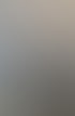 Ein Mann und eine Frau arbeiten gemeinsam an einem Computer in einem Büro mit Fenster, Whiteboard und Pflanzen.