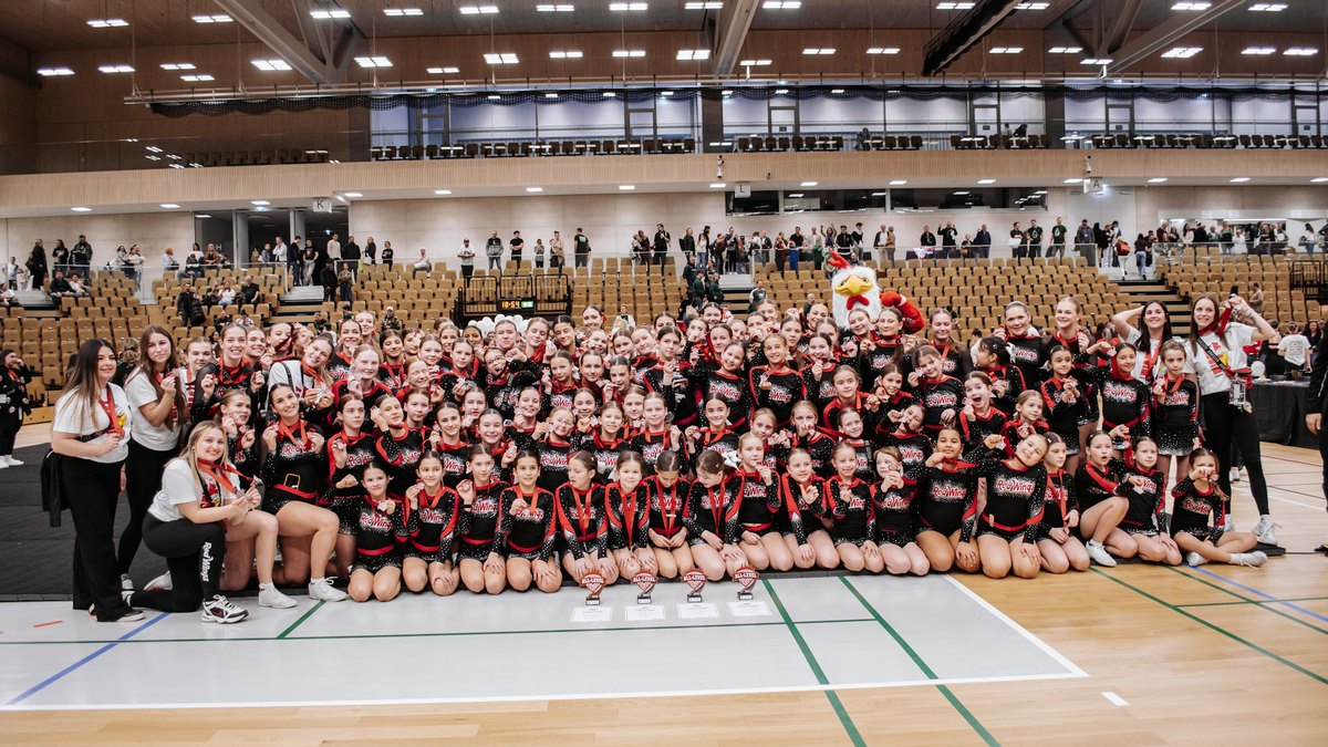 Gruppenfoto der Red Wings Cheerleader in der Sporthalle