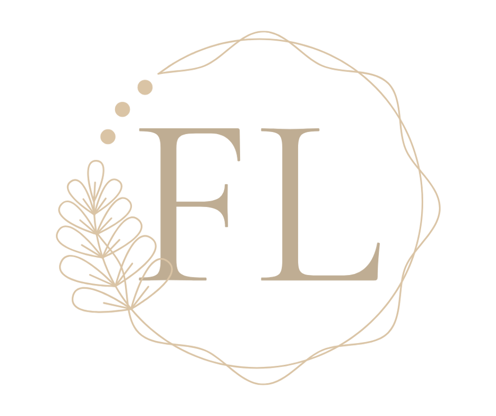 Beige Buchstaben FL in einem welligen Kreis mit Blättern und Punkten auf dunkelgrünem Hintergrund.