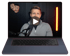 Ein Laptop zeigt ein Video eines Mannes vor einem Mikrofon mit Salvador-Dalí-Masken im Hintergrund.