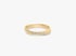 Geschwungener Ring aus Gelbgold mit einer Reihe kleiner, funkelnder Diamanten in Pavé-Fassung auf weißem Hintergrund.