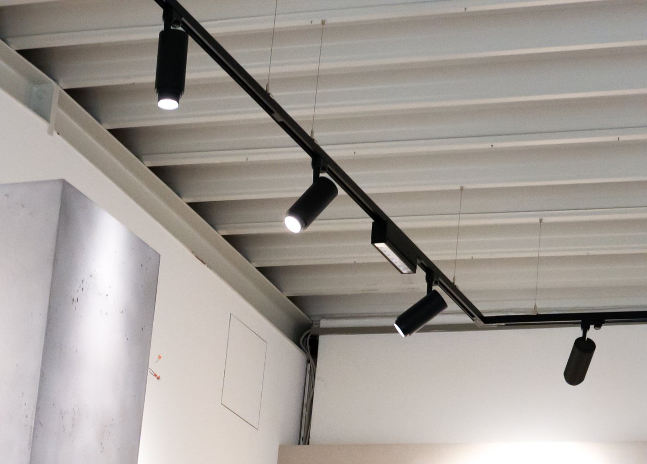 Flur mit LED-Profilen