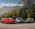 Drei Ford Tourneo Modelle in Rot, Blau und Grün stehen nebeneinander auf einer Straße vor einer bergigen Waldlandschaft.
