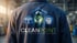Rückenansicht einer Person in Arbeitskleidung mit „CLEANPOINT Gebäudereinigung“-Logo.