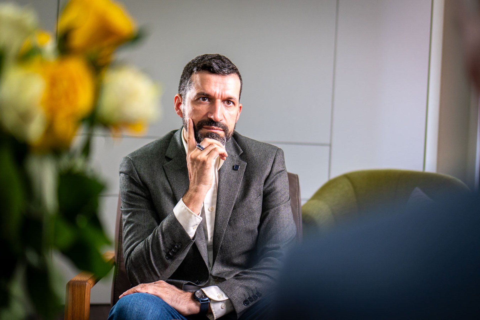 Ewald Unger im Gespräch mit einem Patienten, er lacht offen