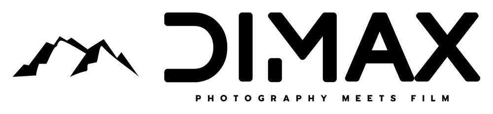 Logo mit Bergsilhouette und schwarzem Text „DIMAX PHOTOGRAPHY MEETS FILM“.
