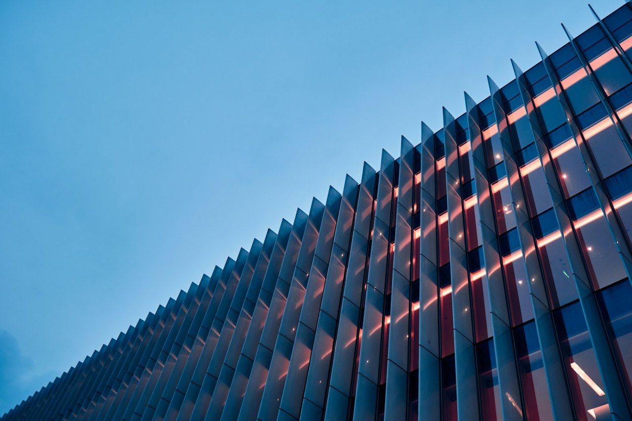 Fassade mit automatisierter Verschattung im Abendlicht