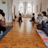 Mamas mit Babys beim Rückbildungsyoga im hellen Kursraum im Vogthaus Willich-Neersen