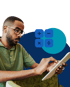 Mann mit Brille bedient ein Tablet; im Hintergrund sind Rechenzeichen abgebildet.