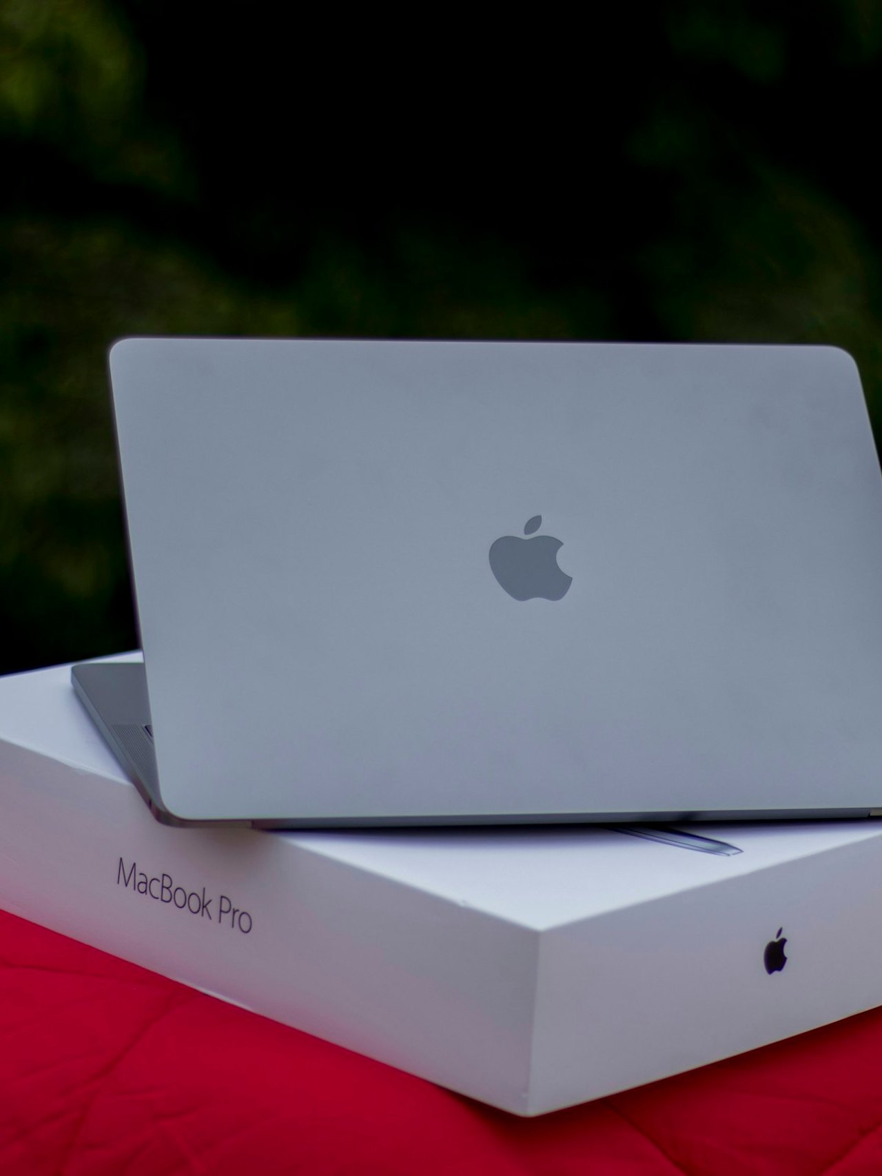 Neues MacBook Pro auf seinem Karton, bereit zur Einrichtung