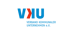Blaues VKU-Logo mit rotem K und Text "VERBAND KOMMUNALER UNTERNEHMEN e.V." auf grünem Hintergrund.