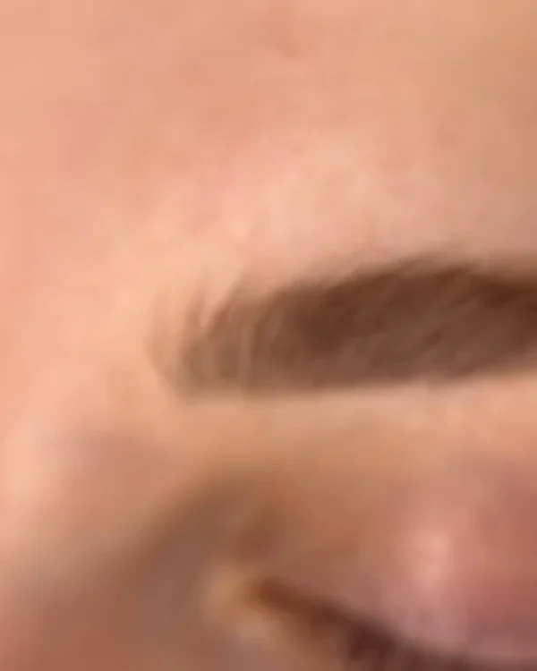Abgeheilte Powderbrows werden gebürstet