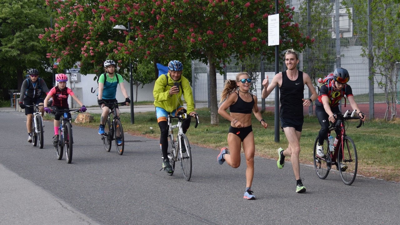 Julia Mayer mit Radbegleitung beim Wings for Life Run 2020