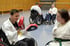 Personen beim Rollstuhl-Karate Training mit Partnerübungen in einer Sporthalle in Leipzig