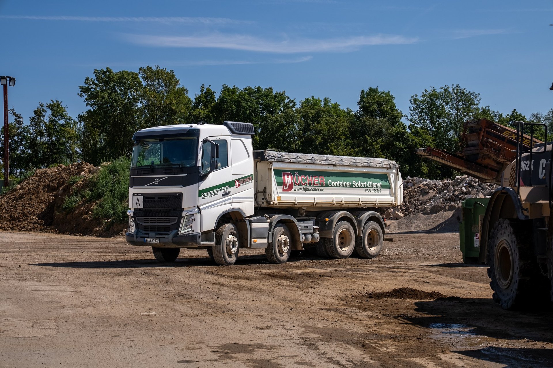 Kipper-LKW von Bücher Containerdienst für Schutt- und Erdtransporte