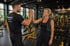 Trainer und Frau geben sich im Fitnessstudio "TEMPLE GYM DRESDEN" ein High-Five.