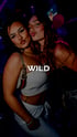 Zwei junge Frauen mit Kussmündern in einem Club, Text "WILD" über ihren Körpern.