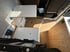 Innenansicht eines Campervans mit Klapptisch, Korkboden und modularer Staulösung – funktionaler Ausbau für flexibles und komfortables Reisen